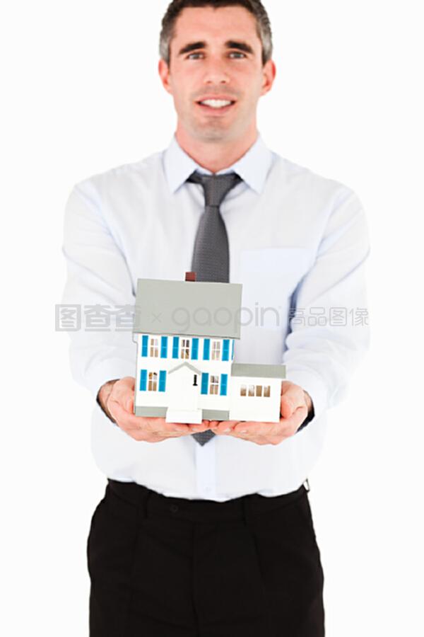 房地产经纪人展示一个微型房子